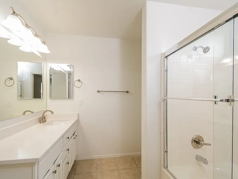 15438 W Mercer Ln — Photo 11