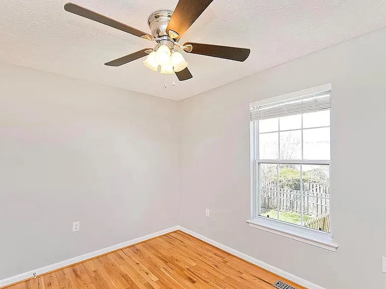 215 Stratford Dr — Photo 8