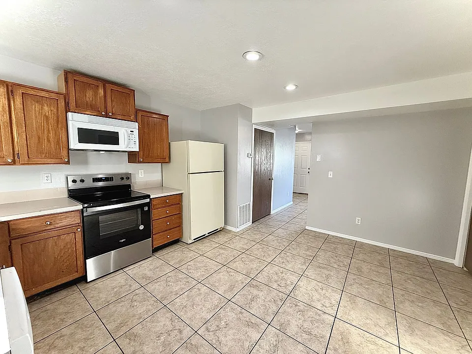 1119 N Nayon St #1