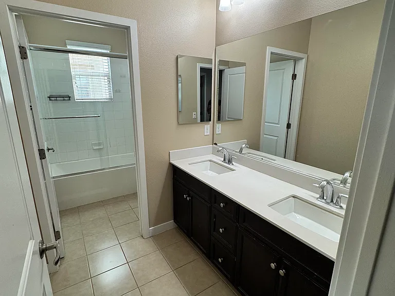 Common Full Bathroom upstairs