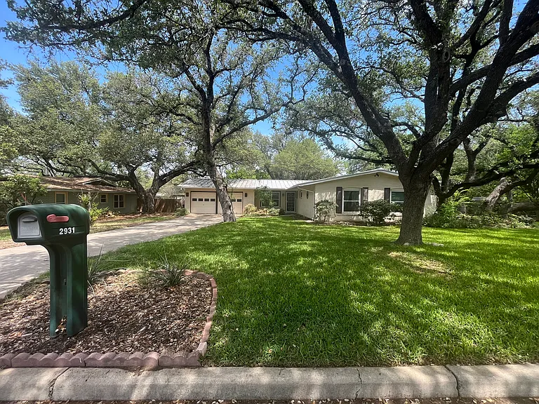 2931 Chisolm Trl — Photo 1
