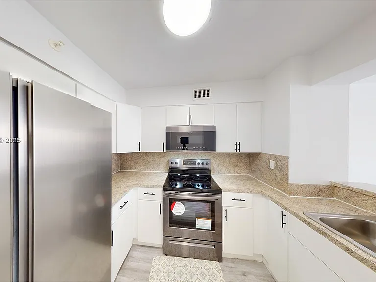 501 SW 1st St #7 — Photo 6