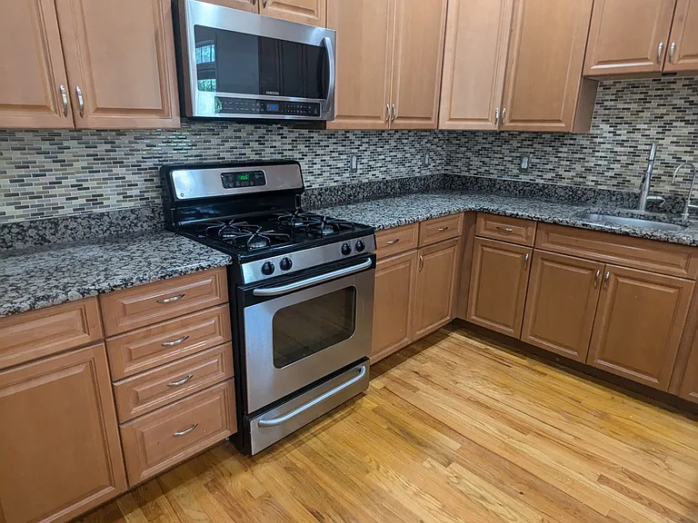 200 Burnett Ave #3 — Photo 25