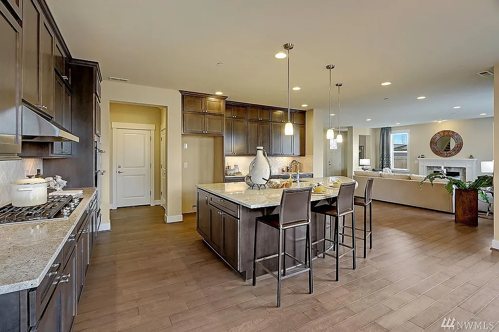 6 bed, 4164 sqft, $6,495 — Photo 3