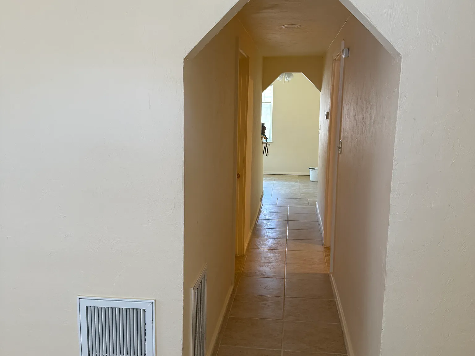 1 bed, 1000 sqft, $1,050 — Photo 4