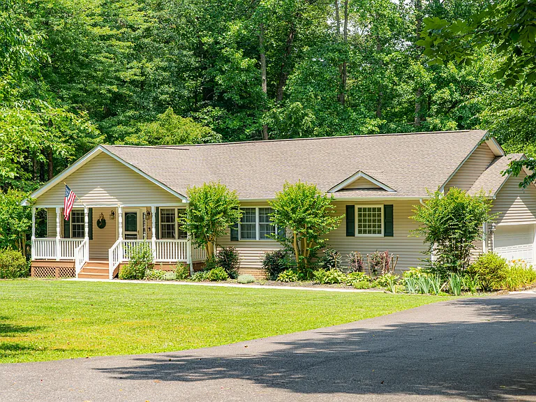 8401 Kennedy Dr — Photo 1