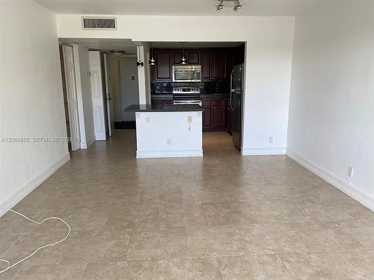 2761 Taft St #405 — Photo 9