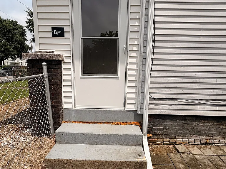 1033 E Mulberry St #B — Photo 2