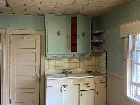 5th image of 17 Seminole St