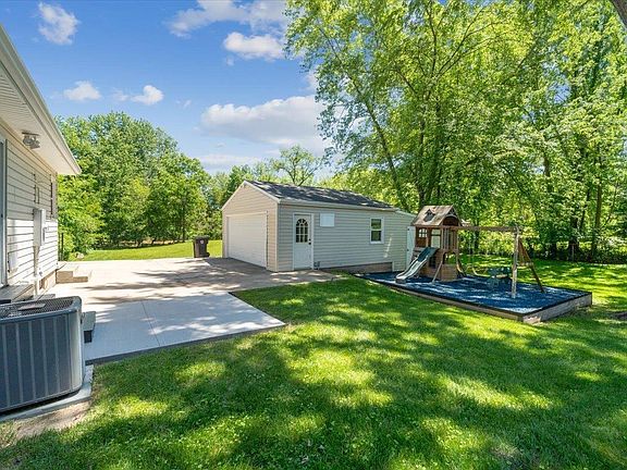 2nd image of 3029 Cottonwood Ln
