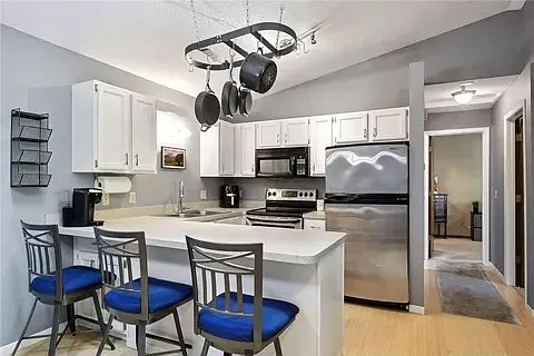 2 bed, 1050 sqft, $1,900 — Photo 4