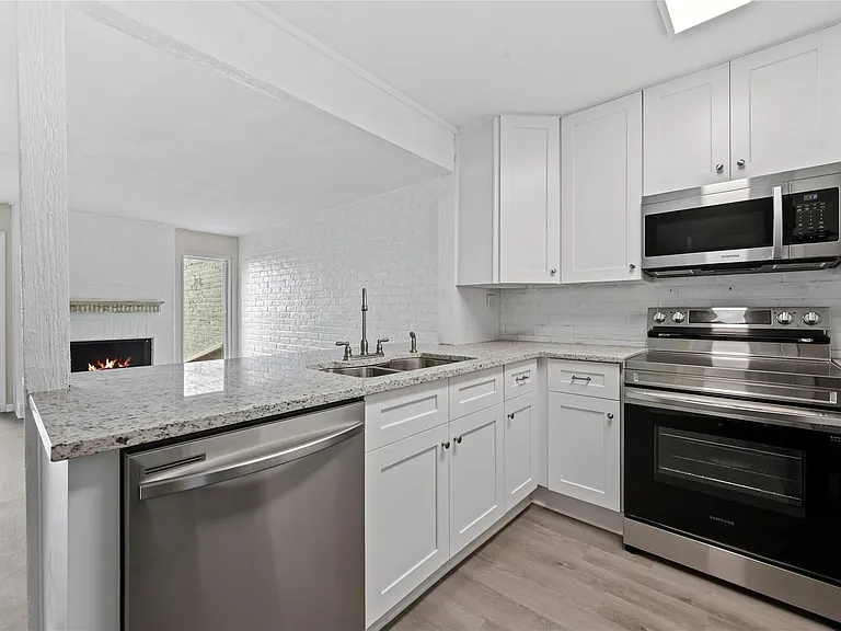 100 Edgewater Dr #32 — Photo 9