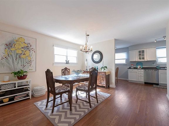 5th image of 364 Dongan Hills Ave