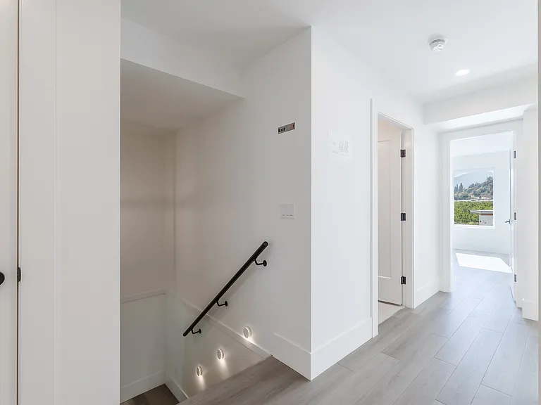 Landry Cres — Photo 2