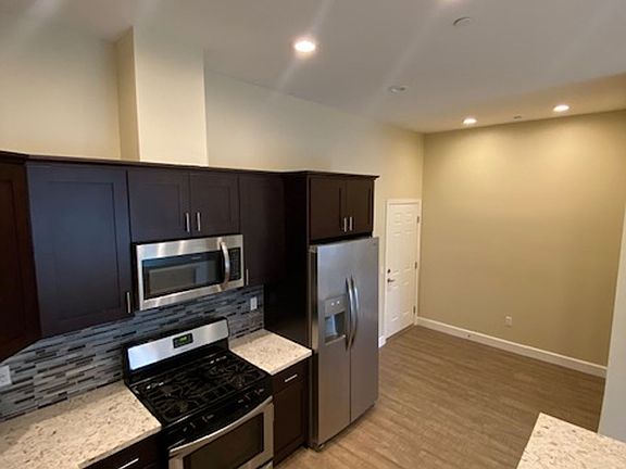 5th image of 2266 W Dunlop St W #209