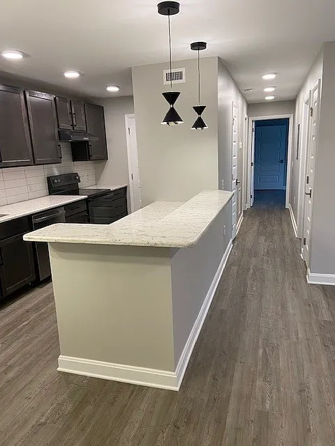 Country Club Apartments — Photo 4