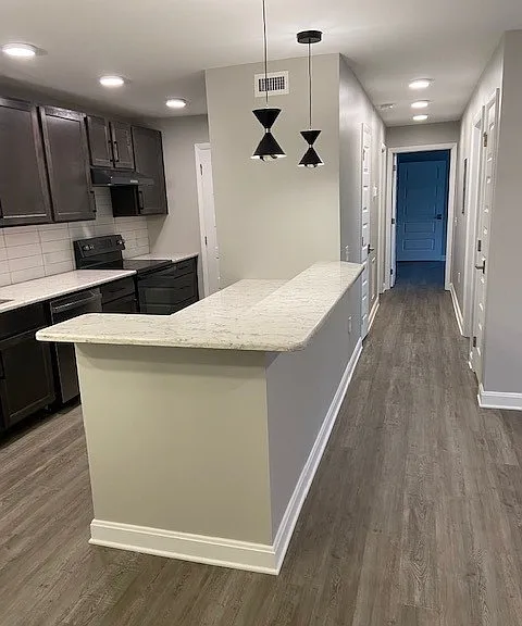 Country Club Apartments — Photo 4