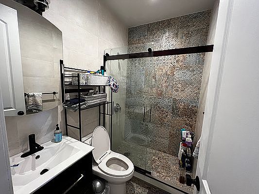 4th image of 253 Jefferson Ave #7