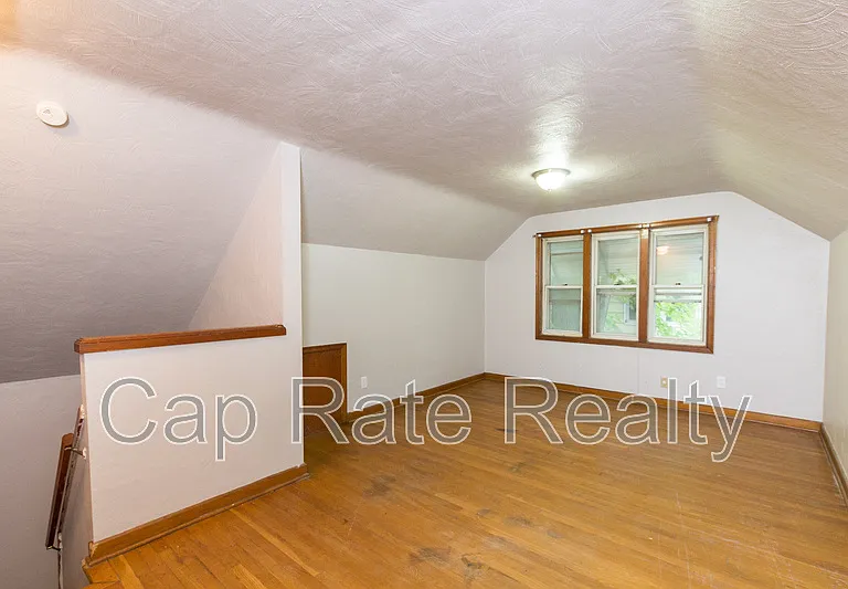 324 S Powell Ave — Photo 4