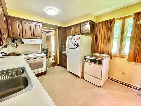 4th image of 12 Terrace Dr
