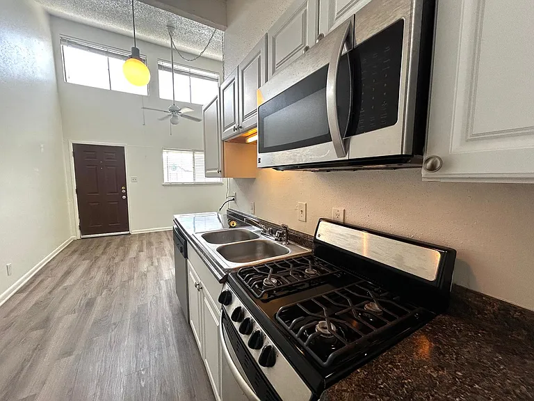 1010 W 23rd St #13 — Photo 10