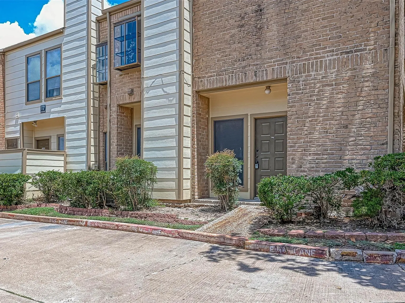 2 bed, 1.5 bath, 988 sqft, $1,400 — Photo 1