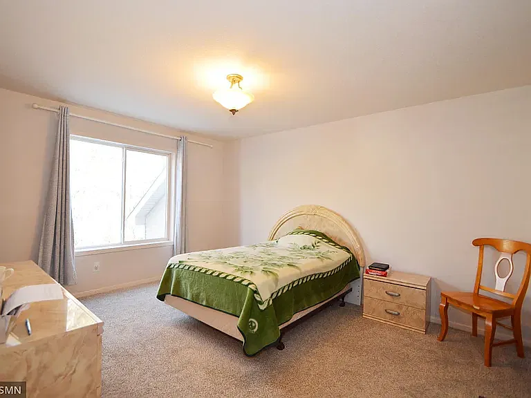 5 bed, 2431 sqft, $3,300 — Photo 4