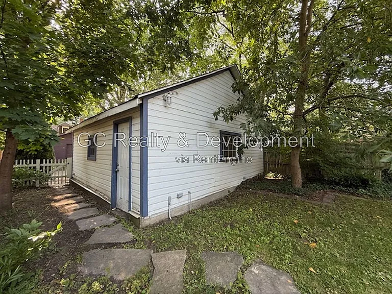 2415 Hastings Ave — Photo 18