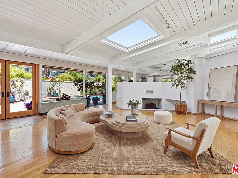 738 Hanley Ave — Photo 1