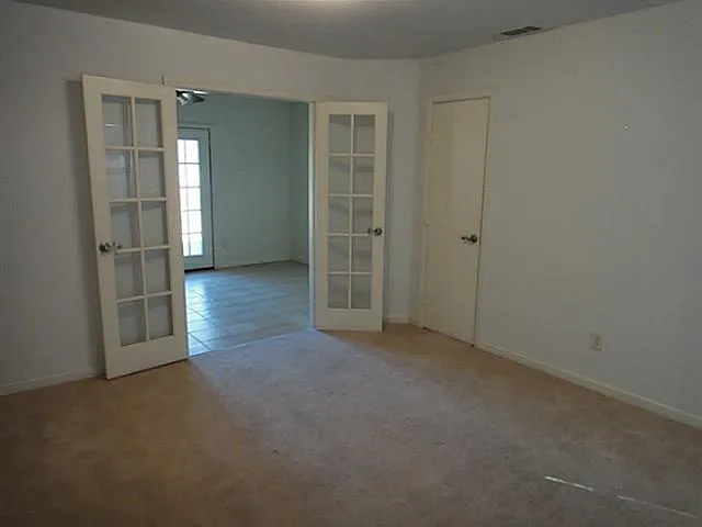 1801 Meadowcrest Dr — Photo 5