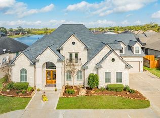 203 Arrowhead Dr, Lake Jackson, TX 77566