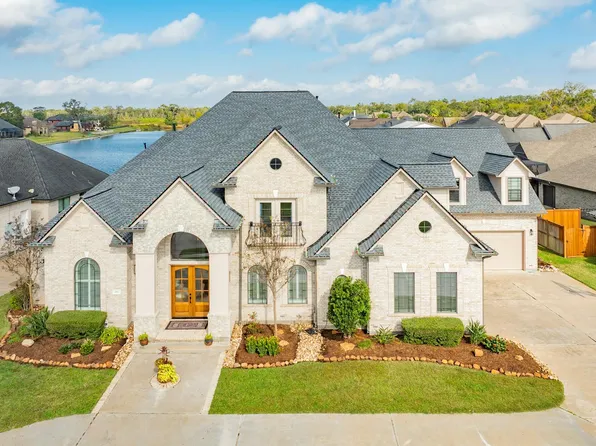 203 Arrowhead Dr, Lake Jackson, TX 77566