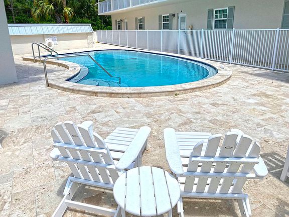 2nd image of 900 Jasmine Ln #9A