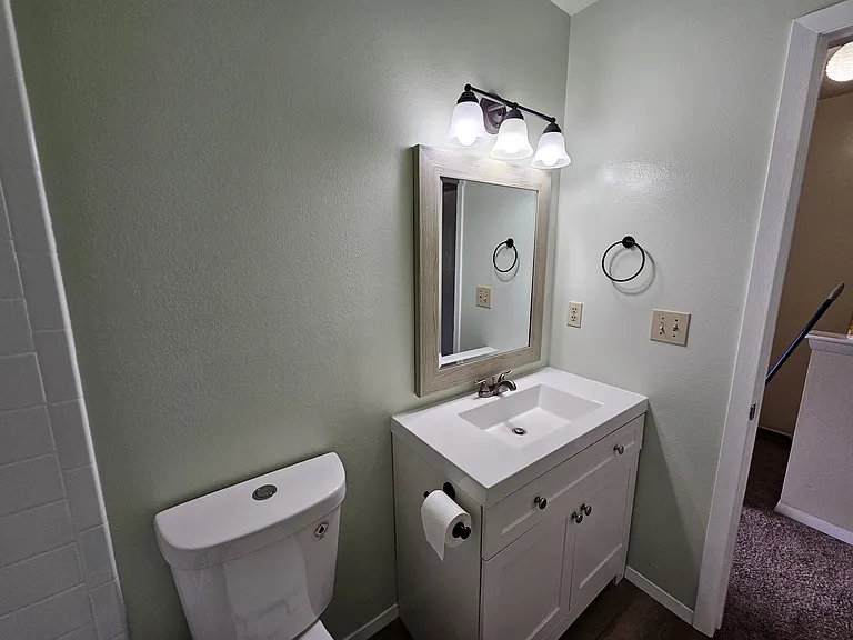 upstairs main bathroom