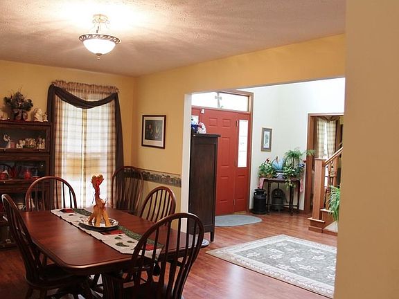 Formal dinging room with laminate floor covering