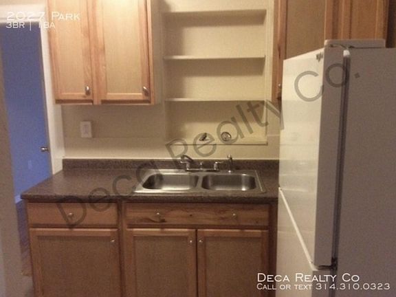 3rd image of 2027 Park Ln