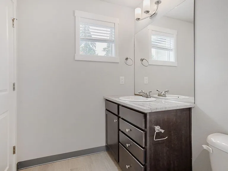 Lincoln Townhomes — Photo 16