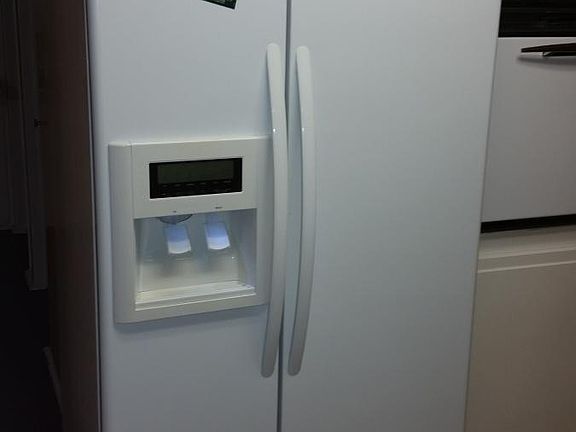 Fridge has ice/water in door
