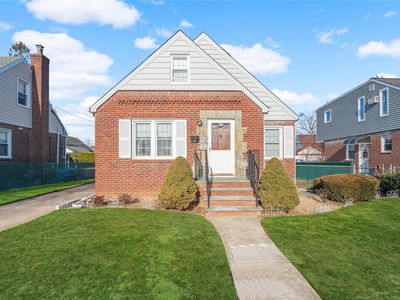43 Hillside Lane, New Hyde Park, NY, 11040
