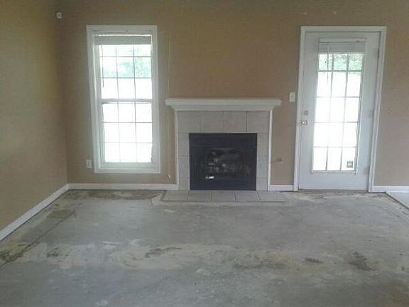 4th image of 40 Woods Edge Dr
