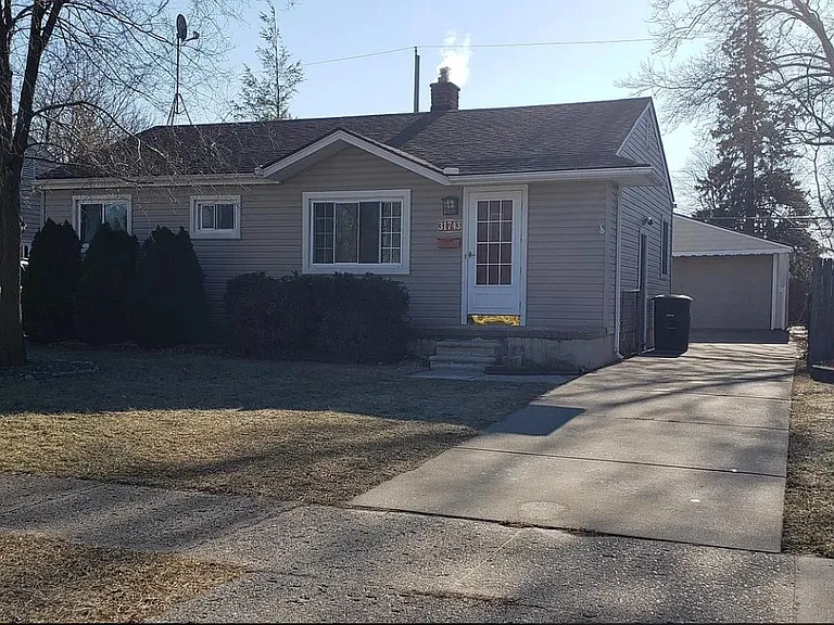 31743 Avondale St — Photo 1
