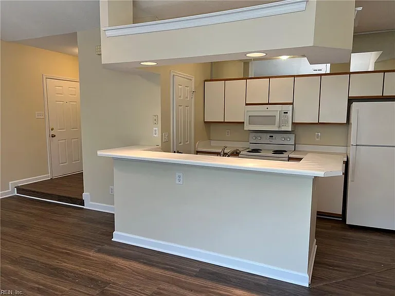 3201 Jade Ct #304 — Photo 6