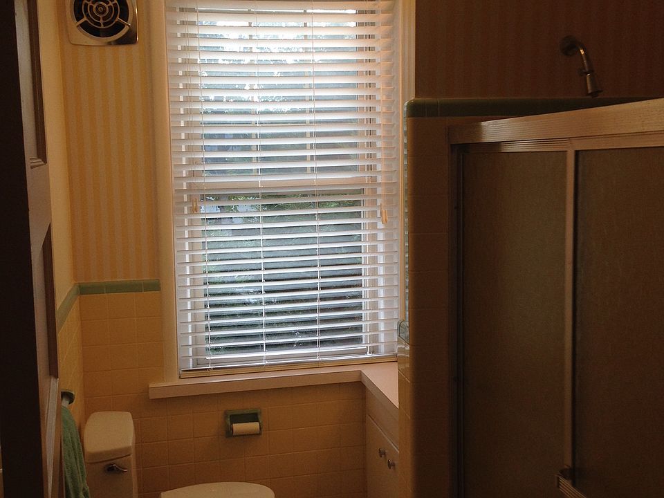 1st image of 902 Greenway Ct APT 2