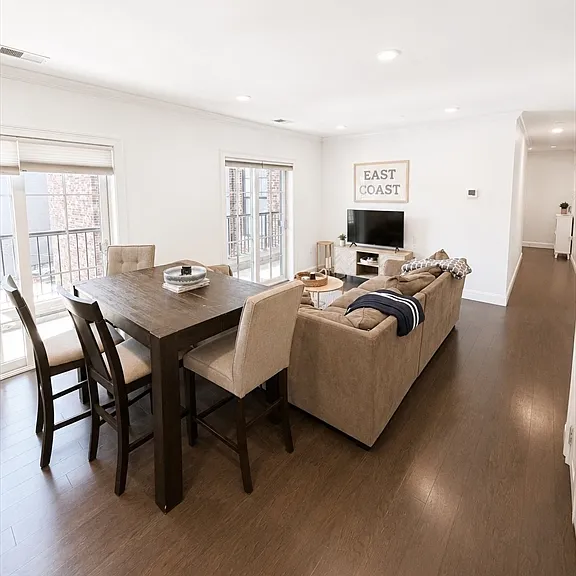 728 E Broadway #207 — Photo 3