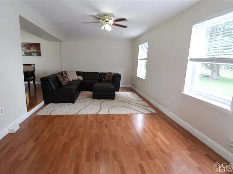 47 Linden Ln — Photo 3