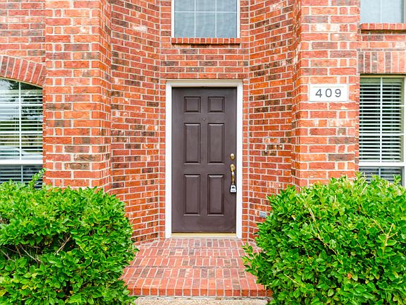2nd image of 409 Knoll Park Ct