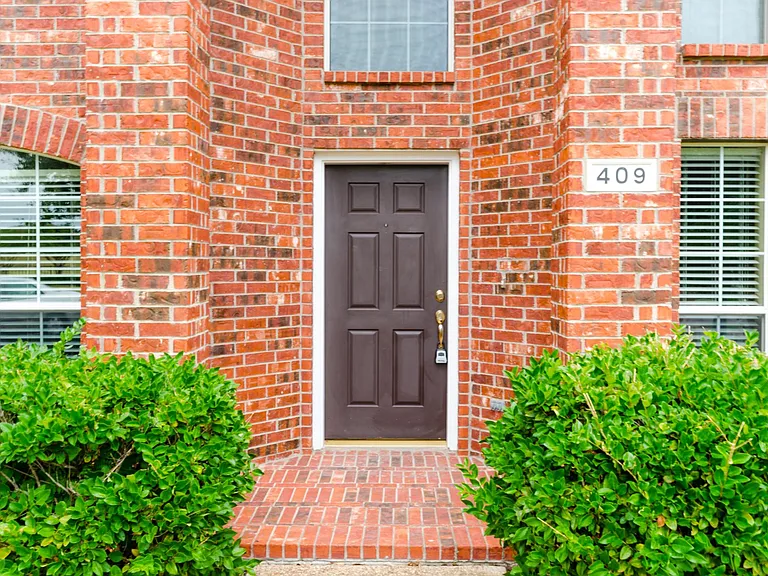 409 Knoll Park Ct — Photo 2