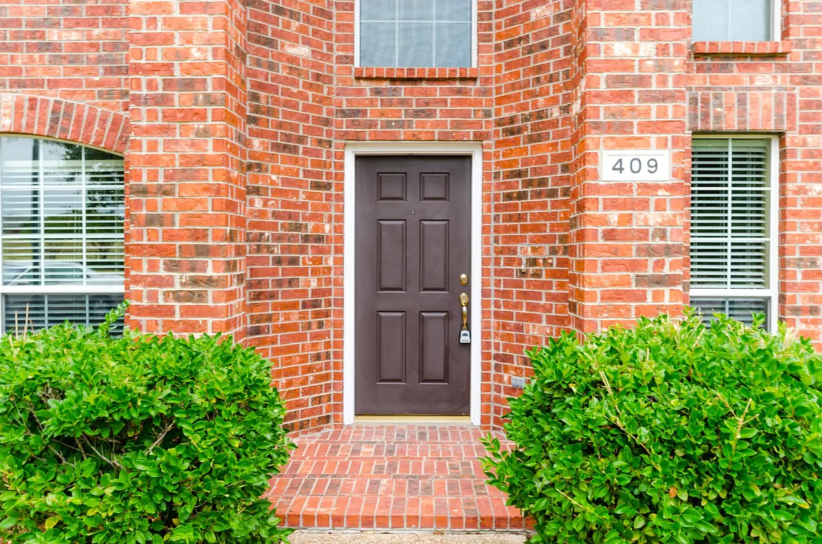 Building Photo - 409 Knoll Park Ct