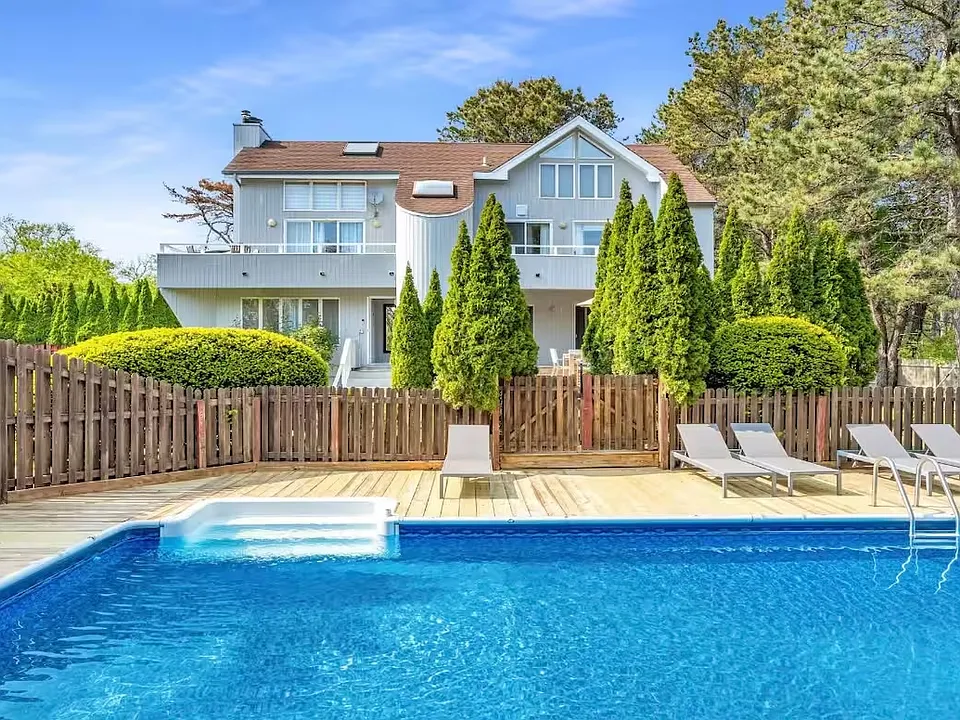 69 Middle Pond Rd