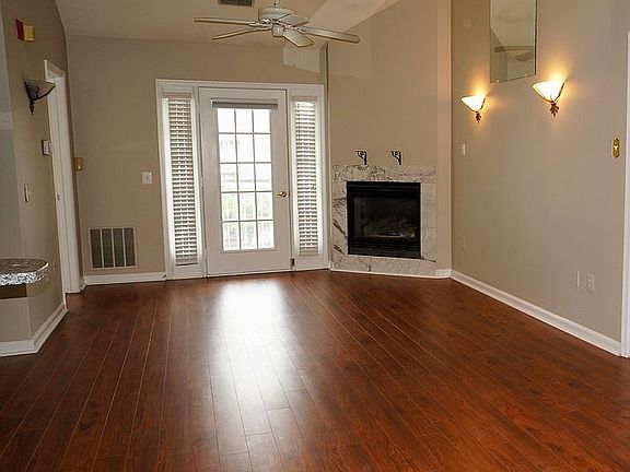 Family room w/gas fireplace